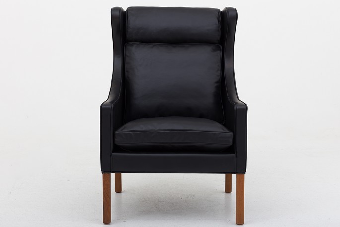 Børge Mogensen / Fredericia Furniture
BM 2204 - Reupholstered high back chair in black Savanne leather. We can offer 
upholstery of the BM 2204 in fabric or leather of your choice. Please contact us 
for more information.
Availability: 6-8 weeks
