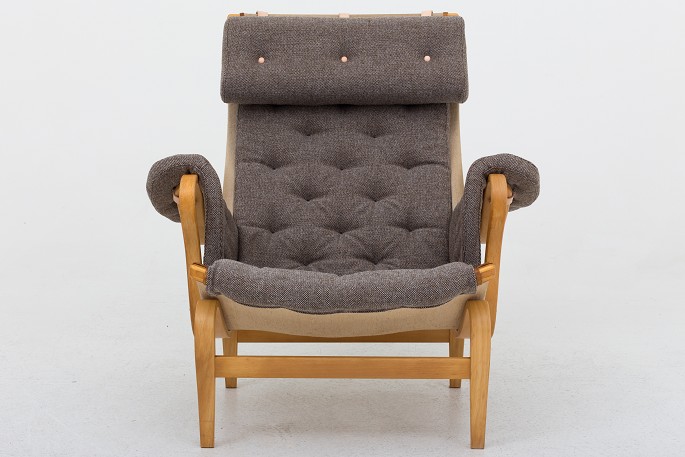 Bruno Mathsson / Dux
Pernilla 69 - Reupholstered lounge chair in Hallingdal 65 (code 270) and 
buttons in natural leather. Frame in beech.
Availability: 6-8 weeks
New
