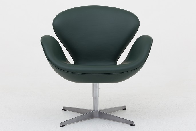 Arne Jacobsen / Fritz Hansen
AJ 3320 - Reupholstered "The Swan" in Savanne Green (code 30306) on new base
Original condition
Availability: 6-8 weeks
