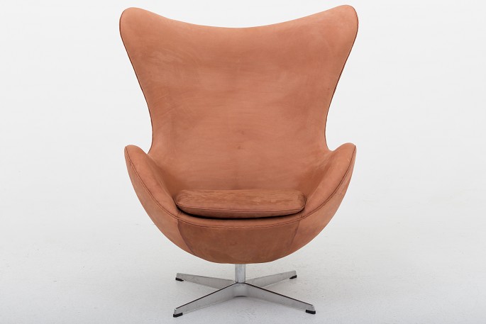 Arne Jacobsen / Fritz Hansen
AJ 3316 - Reupholstered "The Egg" in Dunes Cognac Rust w. tilt function and new 
base
Renovated
Availability: 6-8 weeks
We can offer upholstery of The Egg in fabric or leather of your choice. Please 
contact us for more information.
