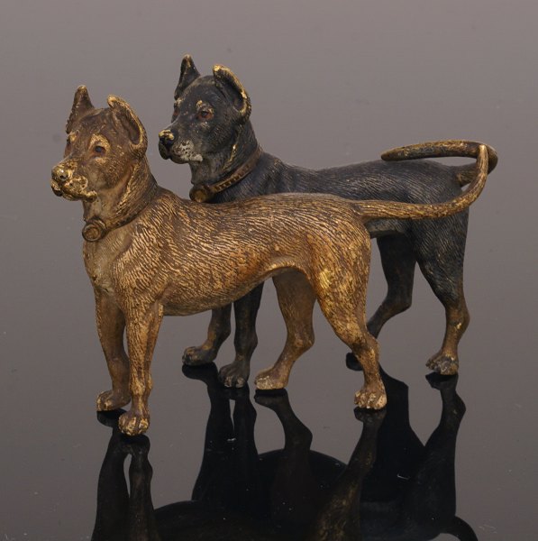 Wiener bronze figur i form af to hunde. Udført ca. år 1880. H: 8cm. L: 12cm