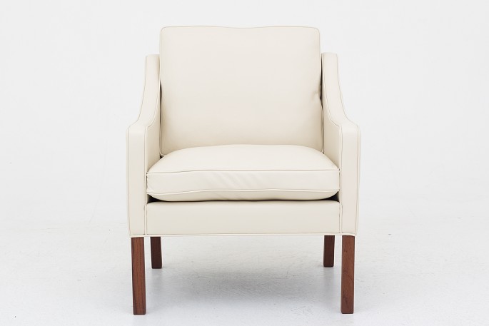 Børge Mogensen / Fredericia Furniture
BM 2207 - Reupholstered armchair in cream-colored Paris Cream leather with 
mahogany legs. We offer upholstery of the BM 2207 in fabric or leather of your 
choice.
Availability: 6-8 weeks
Renovated
