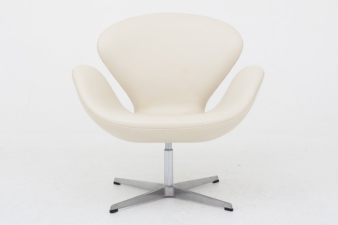 Arne Jacobsen / Fritz Hansen
AJ 3320 - Nybetrukket "Svanen" i cremefarvet Paris Cream-læder med stel af 
stål. KLASSIK tilbyder polstring af Svanen med stof eller læder efter eget valg
Leveringstid: 6-8 uger
Nyrestaureret
