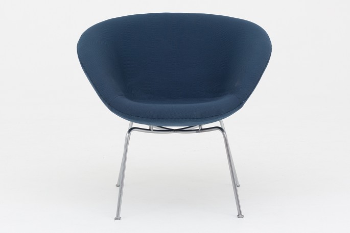 Arne Jacobsen / Fritz Hansen
AJ 3318 - Reupholstered "The Pot" in Steelcut 2 (col. 780) w. frame in steel. 
We can offer upholstery of the chair in fabric or leather of your choice.
Availability: 6-8 weeks
Renovated
