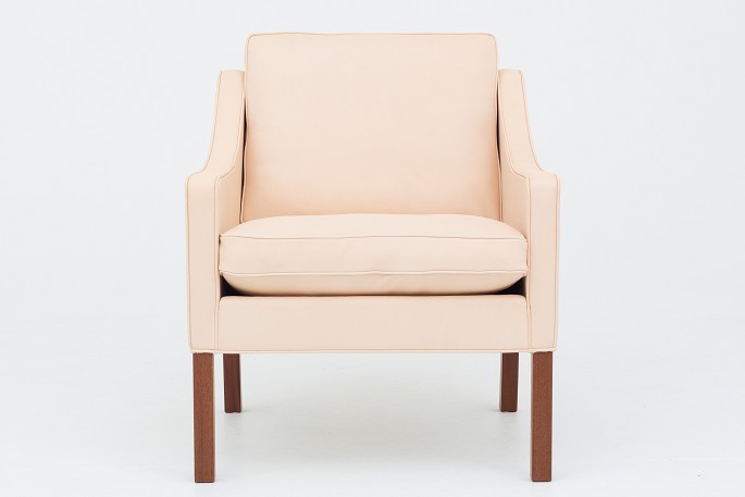 Børge Mogensen / Fredericia Furniture
BM 2207 - Reupholstered armchair in natural leather and mahogany legs. We can 
offer upholstery of the chair in fabric or leather of your choice.
Availability: 6-8 weeks
Renovated
