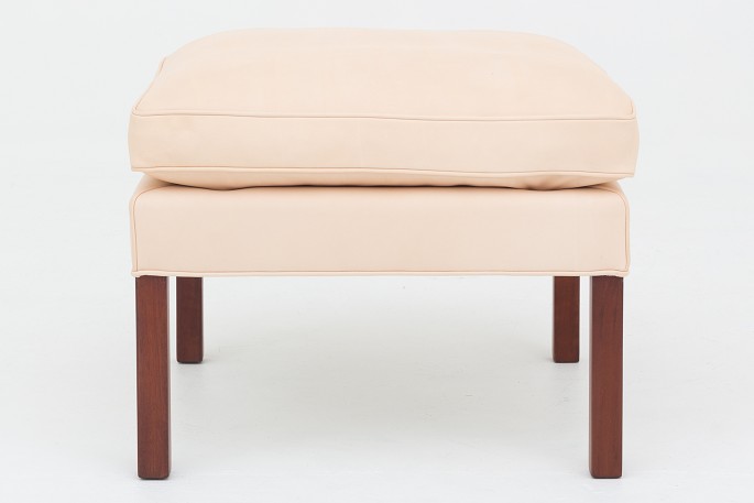 Børge Mogensen / Fredericia Furniture
BM 2202 - Reupholstered foot stool in natural leather and mahogany legs. We can 
offer upholstery of stool in fabric or leather of your choice.
Availability: 6-8 weeks
Renovated
