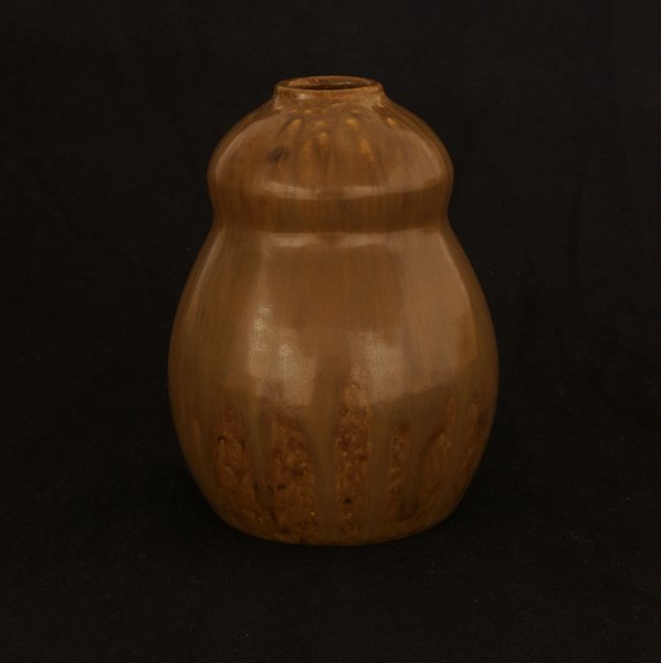 Patrick Nordström: Vase af glaseret stentøj i jordfarver. Signeret med monogram 
Dateret ISLE 1924. H: 16,5cm