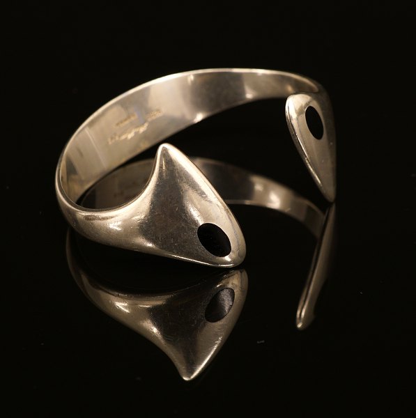 Hans Hansen: Armring i sterling sølv. Mål: 6,2x5,3cm. V: 41,8gr