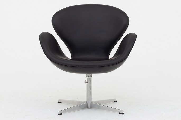 Arne Jacobsen / Fritz Hansen
AJ 3320 - Nybetrukket "Svanen" i sort Savanne-læder med gl. fod og 
vippefuntkion. Vi tilbyder polstring af Svanen med stof eller læder efter eget 
ønske. Kontakt os venligst for mere information.
Leveringstid: 6-8 uger
Nyrestaureret
