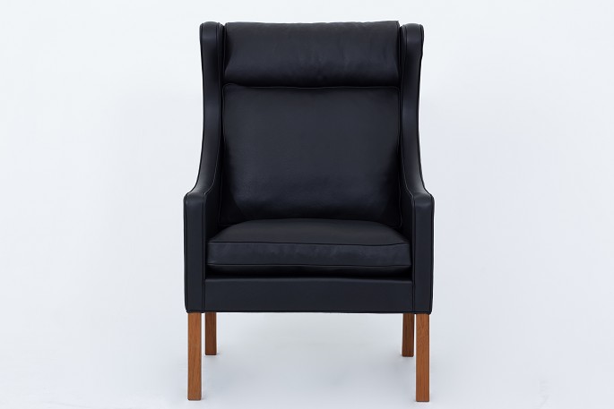 Børge Mogensen / Fredericia Furniture
BM 2204 - Reupholstered lounge chair in black Klassik leather. KLASSIK offers 
upholstery of the chair in fabric or leather of your choice.
Renovated
Availability: 6-8 weeks
