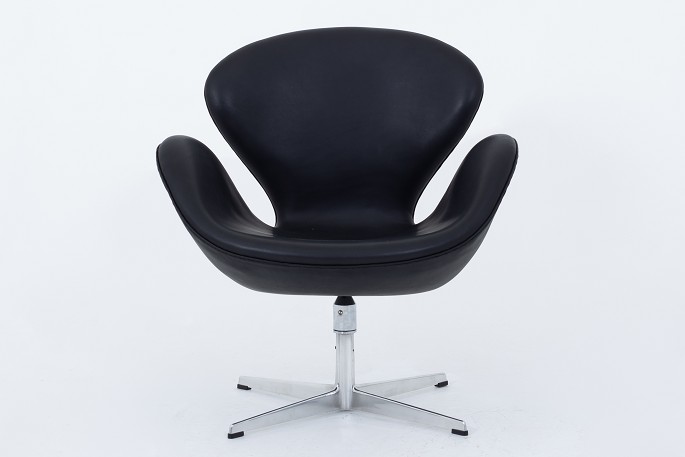 Arne Jacobsen / Fritz Hansen
AJ 3320 - "The Swan" with new black Elegance leather on the original base w. 
tilt function. We can offer upholstery of the Swan in fabric or leather of your 
choice. Please contact us for further information.
Renovated and reupholstered.
Availability: 6-8 weeks
