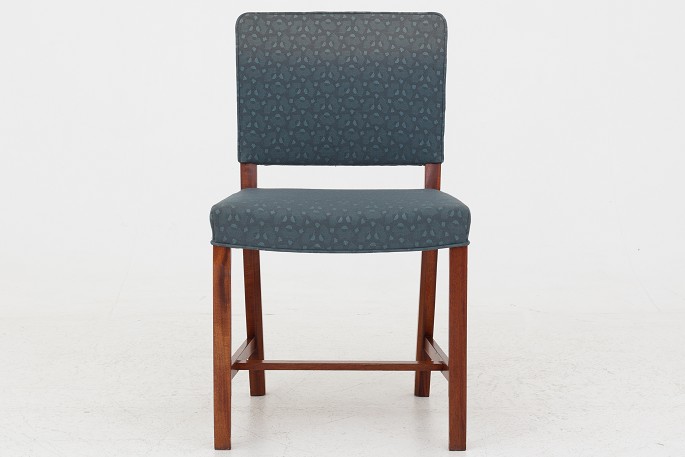 Dansk snedkermester
Dining chair in mahogany w. original, patterned fabric.
2 pcs. in stock
Good condition.
Good condition
2 pcs. på lager
