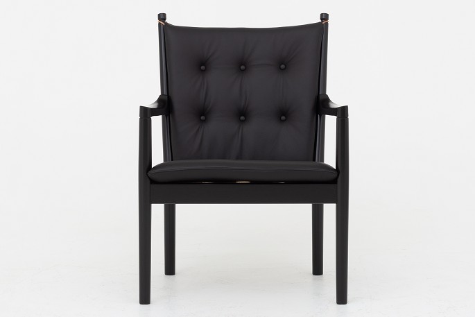 Hans J. Wegner / Fritz Hansen
FH 1788 - Easy chair in new black Klassik-leather and black-lacquered frame. We 
can offer upholstery of the chair in fabric or leather of your choice. Please 
contact us for further information.
Availability: 6-8 weeks
