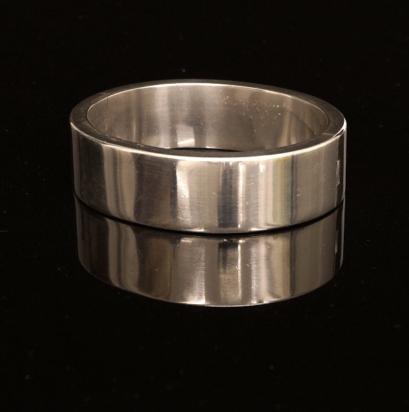 Hans Hansen: Kraftig oval armring i sterlingsølv med lås. Indv. mål: 6,7x5,6cm. 
V: 93gr