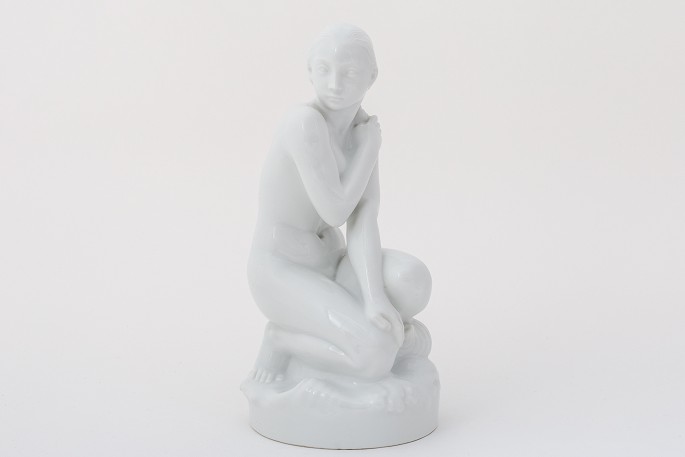 Holger Christensen / Royal Copenhagen
Figur af blanc de chine-porcelæn af knælende kvinde.
1 stk. på lager
Pæn stand
Lokation: KLASSIK Flagship Store - Bredgade 3, 1260 KBH. K.
