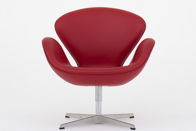 Arne Jacobsen / Fritz Hansen
AJ 3320 - "The Swan" reupholstered in red Savanne leather (code 310) w. base of 
aluminium
1 pc. in stock
Good condition
Location: KLASSIK Flagship Store - Bredgade 3, 1260 KBH. K.
