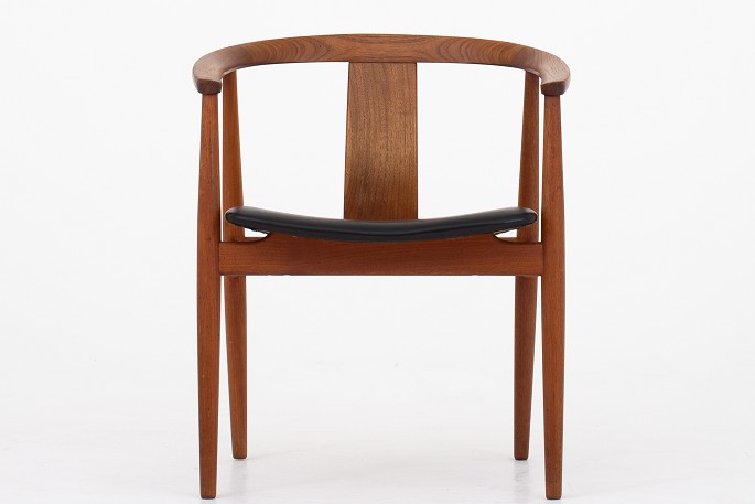 Tove & Edvard Kindt-Larsen / Sorø Stolefabrik
Armchair in solid teak w. black leather seat.
Good condition
1 pc. in stock
