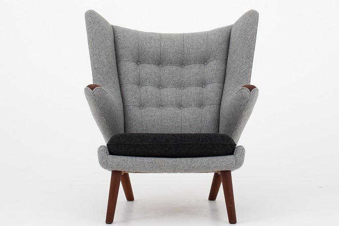 Hans J. Wegner / AP Stolen
AP 19 - Nybetrukket Bamsestol i gråt Hallingdal 65-uld (kode 130) og sæde i uld 
(kode 180). Vi tilbyder polstring af Bamsestolen med stof eller læder efter eget 
ønske. Kontakt os venligst for mere information.
Ny-restaureret
Leveringstid: 6-8 uger
