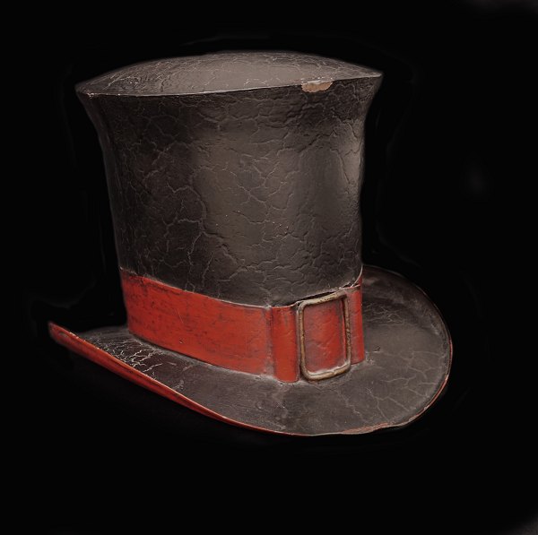 Butiksskilt i form af hat udført i metal. Frankrig ca. år 1880. H: 21,5cm. L: 
27cm