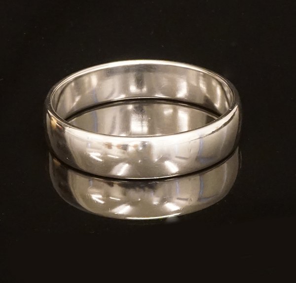 John Rørvig, København: Bred armring i sterlingsølv. D indv: 6,5cm. V: 42gr