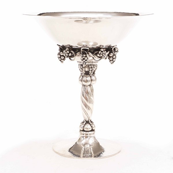 Georg Jensen: Stor drueopsats i lethamret sterlingsølv. #264A. H: 27cm. V: 
1.282gr