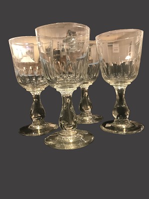 Porter glasses with olive sanding finish and baluster-shaped stalk
Kastrup
H: 19 cm
Good condition
4
