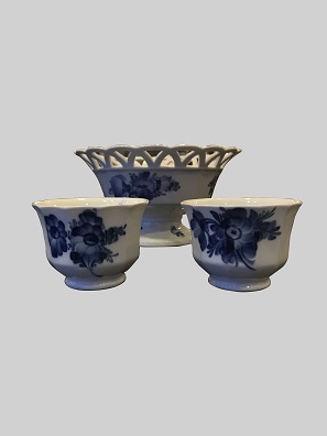 To skåle nr. 8501A (solgt) samt frugtskål nr. 8592
Kantet blå blomst
Royal Copenhagen
Porcelæn
Skåle H: 8cm, D:11 cm, Frugtskål H:14 cm, D: 25 cm
2. sortering. Skål 185 kr., frugtskål 2.400 kr.
