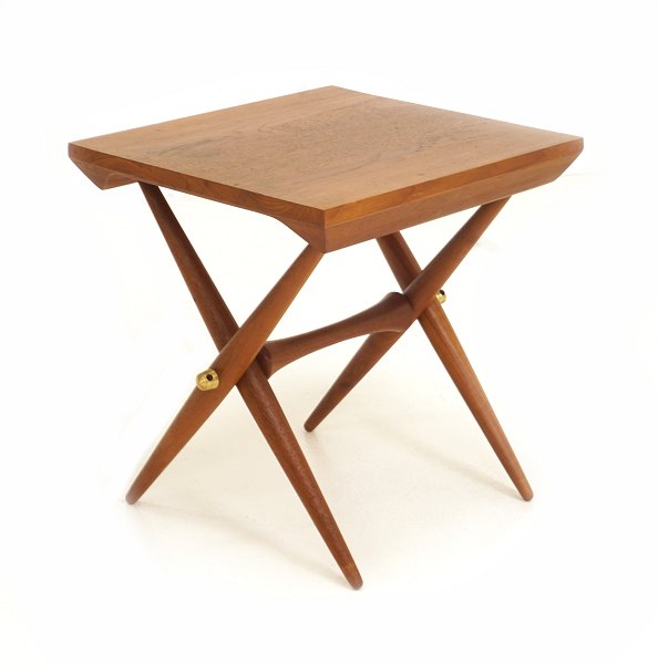 Jens Harald Quistgaard: Lille lampebord i teak. Signeret. H: 44cm. Plade: 
38x41cm