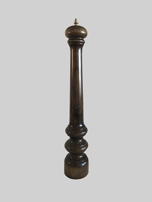 Pepper mill
M.F. FLC Hence, Italien
Dark wood
H: 55 cm
Nice condition 
