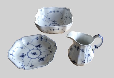 Musselmalet, stor sjælden skål nr.193, fad nr. 2195, kande nr. 354.
. 2195,
Royal Copenhagen
Porcelæn
Skål D: 22.5 cm, fad D: 22 cm, kande H:16 cm.
1. sortering
Skål 2.800 kr., fad 725 kr., kande 1.275 kr.
