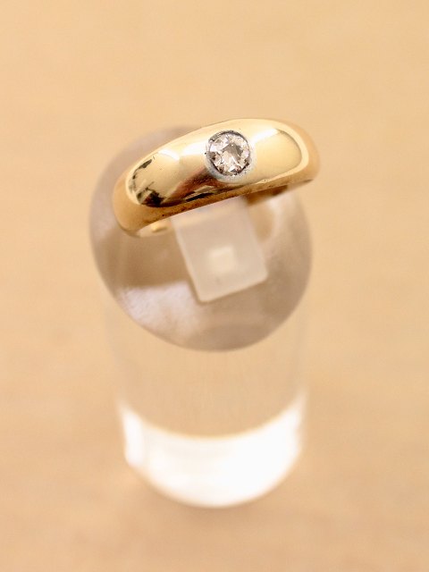 14 karat guld ring størrelse 56 med ca. 0,20 carat diamant