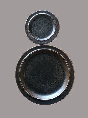 Ruska plate and dish
Arabia
Plate: 20 cm
Dish: 33 cm
5 plates, 55 kr. pr. plate
Dish: 285 kr. 
