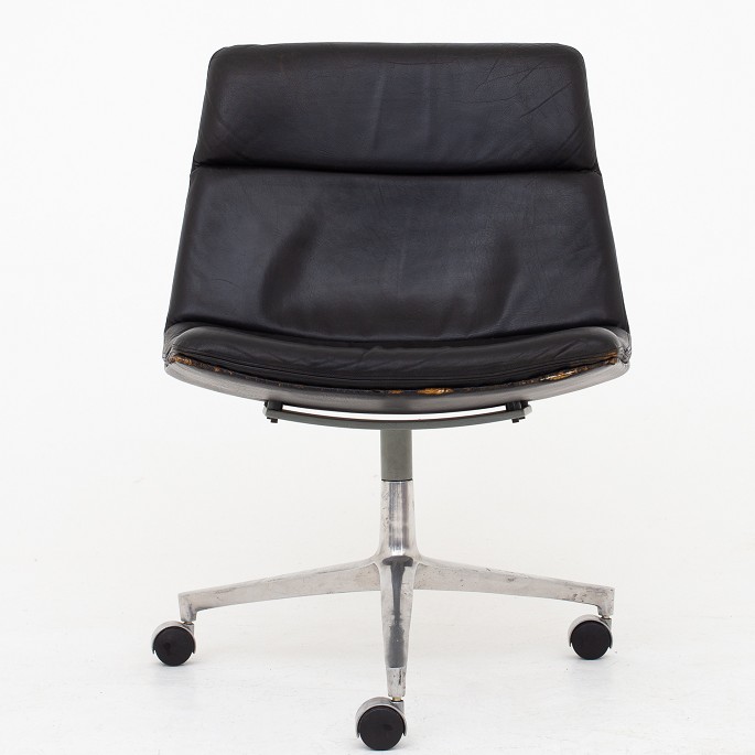 Preben Fabricious & Jørgen Kastholm / Knoll
Office chair in original black leather on three-wheel base of matt-chromed 
steel.
1 pc. in stock
Good condition
