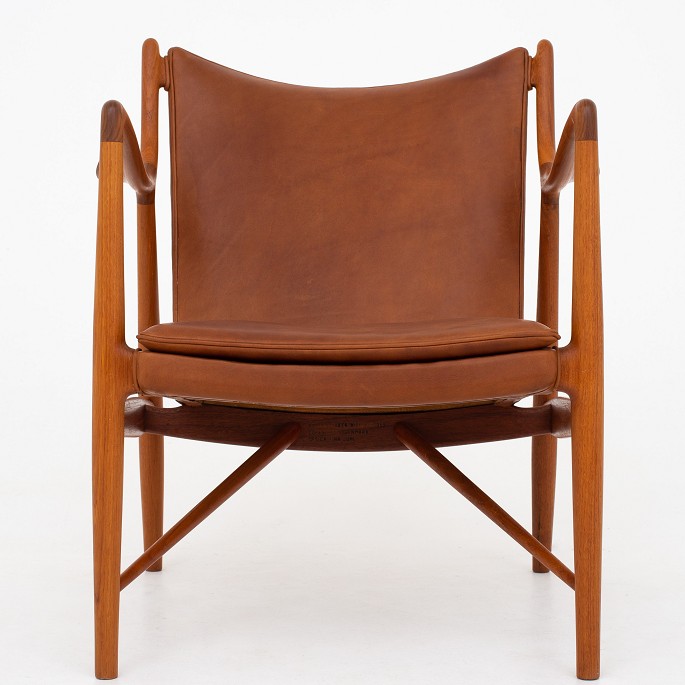 Finn Juhl / Niels Vodder
NV 45 - Easy chair in teak and patinated leather, this edition has been 
stamped.
Contact us regarding stock
Good condition
