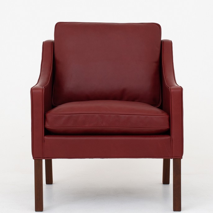 Børge Mogensen / Fredericia Furniture
BM 2207 - Nybetrukket lænestol i Elegance-læder (farve: Indian Red) med ben i 
teak.
Leveringstid: 6-8 uger
Ny-restaureret
