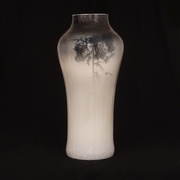 Bertha Nathanielsen, 1869-1914, for Royal Copenhagen: Stor Art Noveau vase med 
tidsler og sommerfugle i porcelæn. Signeret Bertha Nathanielsen. #8464. H: 53cm