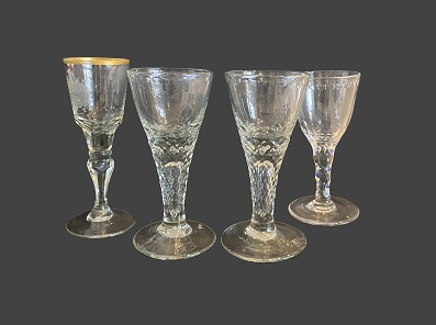 Ældre formentlig tyske vinglas
50% PÅ ALLE DRIKKEGLAS I BUTIKKEN
AFREGNES VED KASSEN
Glas med guldkant H: 16.5 cm, Spidsglassene (3) H: 15.5 cm 
God stand
Glas med guldkant: 1.200 kr., Spidsglassene: 1.050 kr. pr. stk. 
