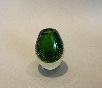 Vase in clear glass with green base and bubbles
Holmegård or finsk glasværk
H: 11,5 cm
Good condition
Maybe Gunnar Nyman, not signed
