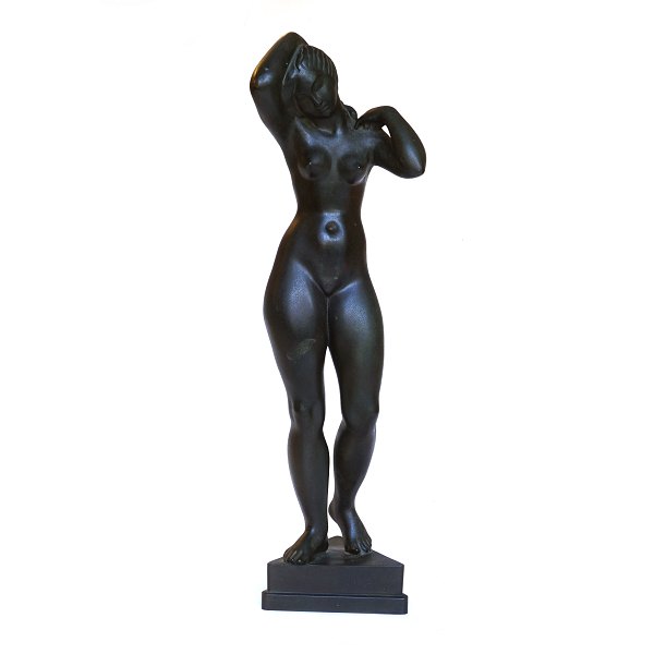 Johannes Bjerg bronzeskulptur. Johannes C. Bjerg, 1886-1955, statuette i bronze. 
"Kvinde paa trekantet Plint". Signeret. H: 55cm