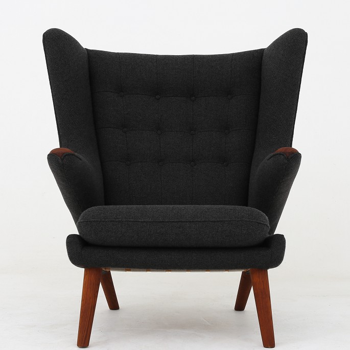 Hans J. Wegner / AP Stolen
AP 19 - Nybetrukket Bamsestol i Hallingdal 65 ( kode 173) med poter og ben i 
bejdset eg.
Vidste du, at Bamsestolen (1951) fik sit navn, da en journalist beskrev stolen 
som en bamse, der omfavnede den siddende? Stolen fås i flere varianter.
Leveringstid: 6-8 uger
Ny-restaureret
