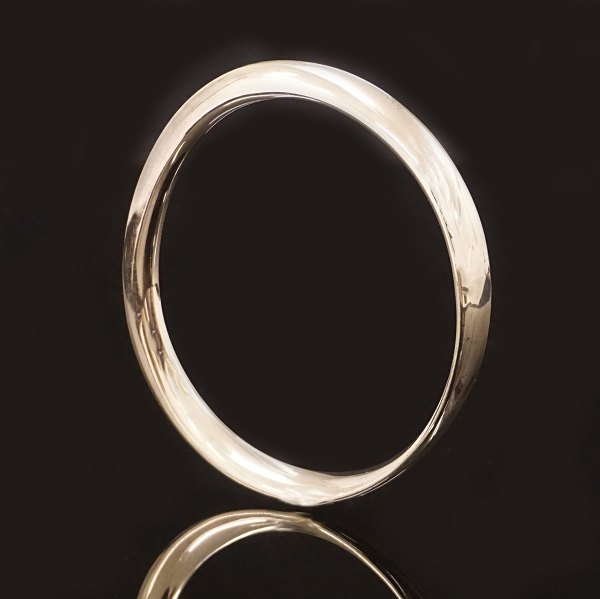 Georg Jensen armring. Vivianna Torun Bülow-Hübe for Georg Jensen vredet armring 
i sterlingsølv. D: 6,7cm