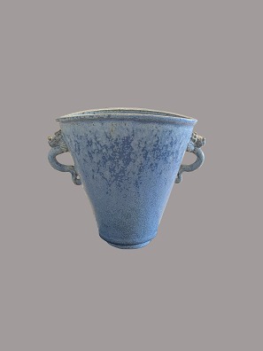 Vase med hanke formet som søheste
Stentøj
H:12, L: 15 cm, B:7,5 cm
Blålig spættet glasur
Arne Bang
