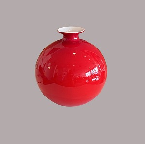 Round vase, red and opal
Holmegård/Holmegaard
H: 20 cm, W: 20 cm
Good condition, minor wear 
Per Lütken
1
