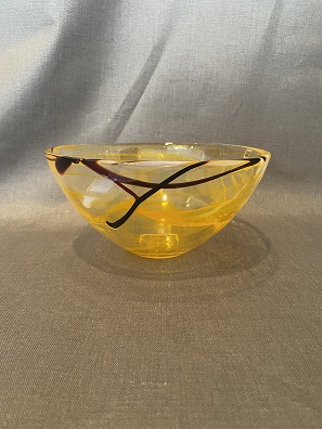 Glasskål i klart glas med gulige og  brune farver
Costa Boda, stemplet
H: 11 cm, D: 22,5 cm
1
