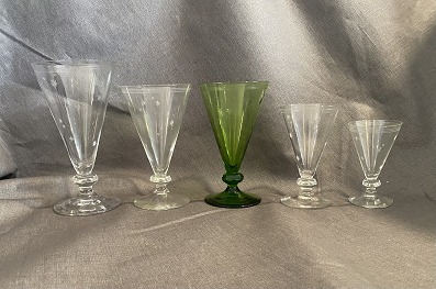 Stjerneborg glas
Holmegård
50% PÅ ALLE DRIKKEGLAS I BUTIKKEN
AFREGNES VED KASSEN
Rødvin H: 15 cm, Hvidvin H: 13 cm, Portvin H: 10,5 cm, Snaps H: 8,5 cm
Rødvin: 150 kr., Hvidvin: 100 kr., Portvin: 50 kr., Snaps: 25 kr.
Jacob Bang
