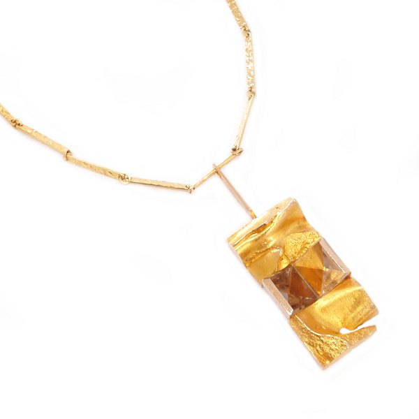 14kt gold Lapponia necklace by Bjørn Weckström. Dated 1970. L: 45,5cm. Pendant: 
6,5x3cm