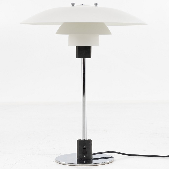 Poul Henningsen / Louis Poulsen
PH 4/3 - Table lamp in white metal and chrome frame.
1 pc. in stock
Good, used condition

