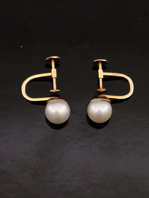 14 carat gold earrings with a genuine pearl