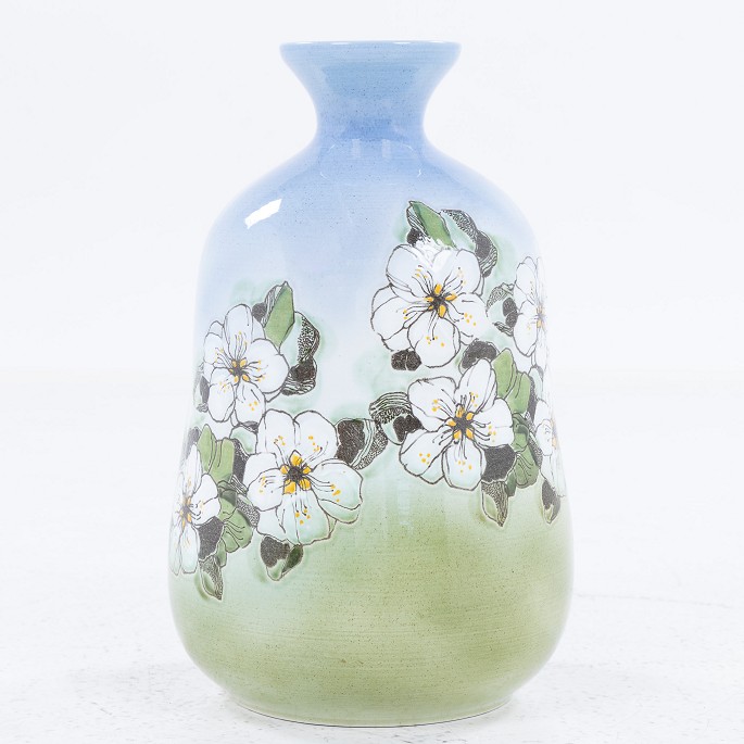 Royal Copenhagen
Vase i fajance med blomstermotiv. 
1 stk. på lager
Pæn, brugt stand
