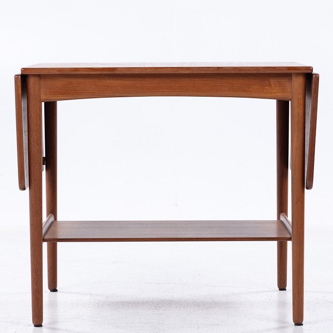 Hans Wegner / Andreas Tuck
AT 32 - Sidebord med klapper i teak og eg.
1 stk. på lager
